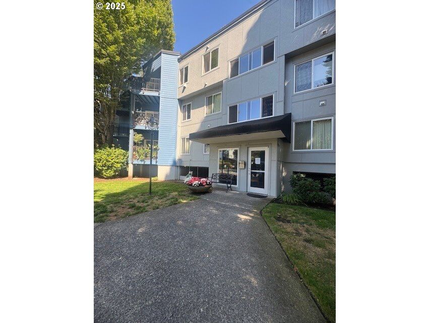 Property Photo:  