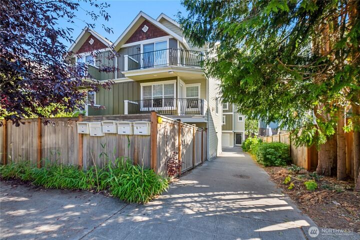 Property Photo: 1420 25th Avenue B WA 98122