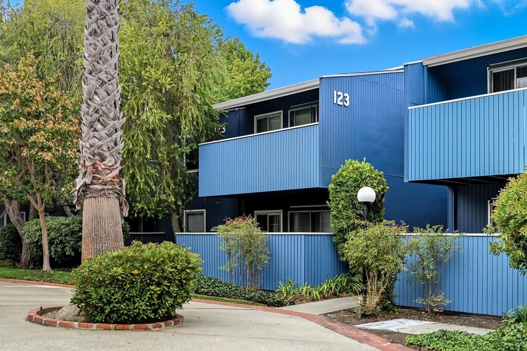 Property Photo: 123 Piccadilly Place F CA 94066