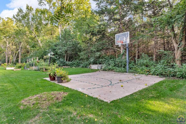 Property Photo: 5747 SW 38th St KS 66610