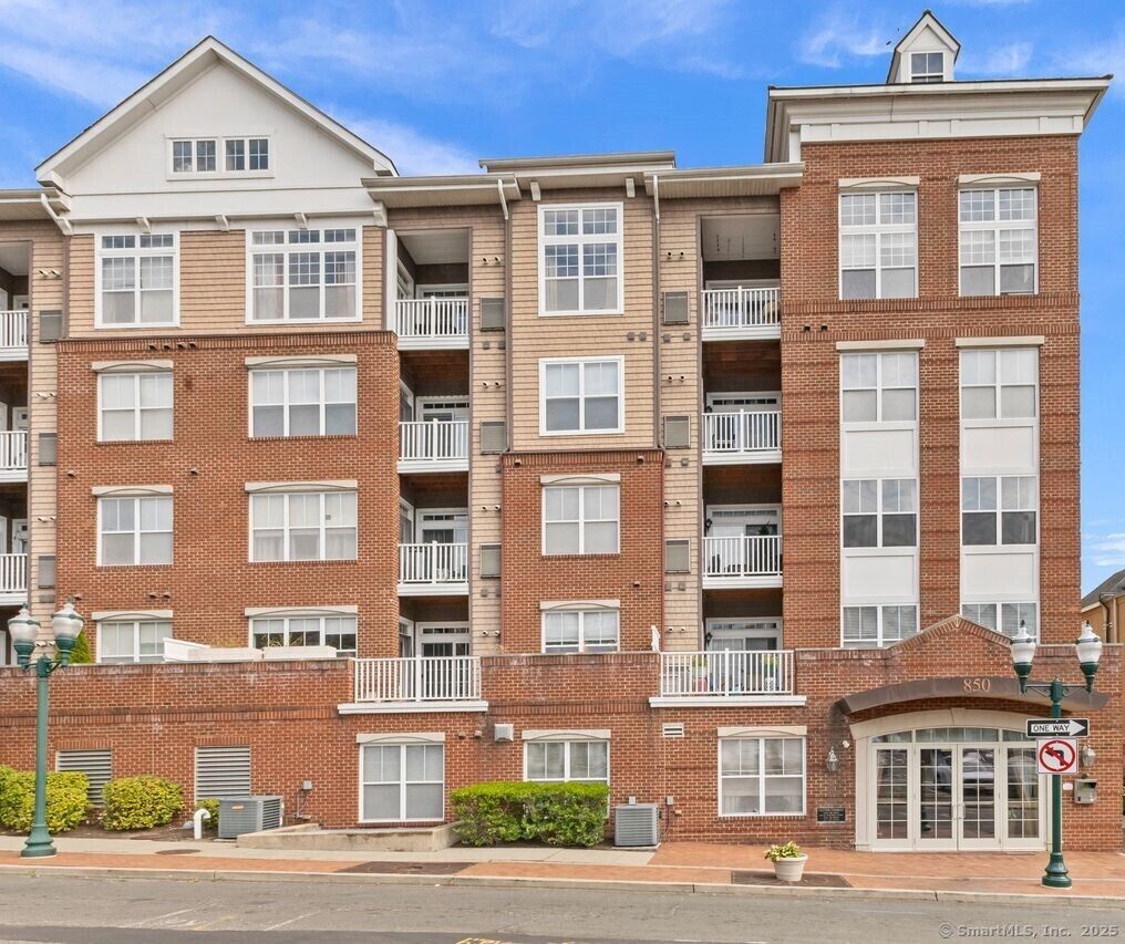 Property Photo: 850 East Main Street Apt 322 CT 06902