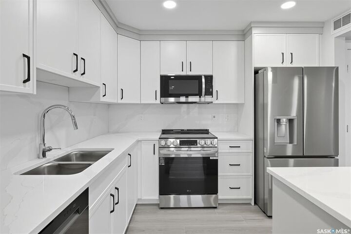 Property Photo: 318 108th Street W 208 SK S7N 1P8