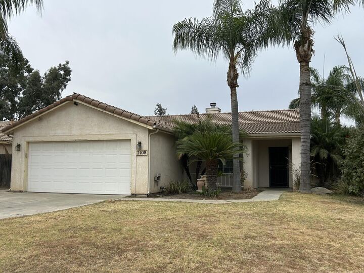 Property Photo:  2108 N Woodland Street  CA 93291 