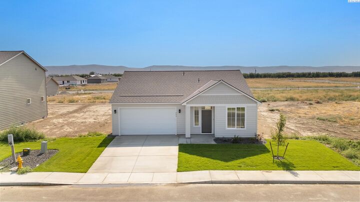 Property Photo: 402 Amberly Ave WA 98930