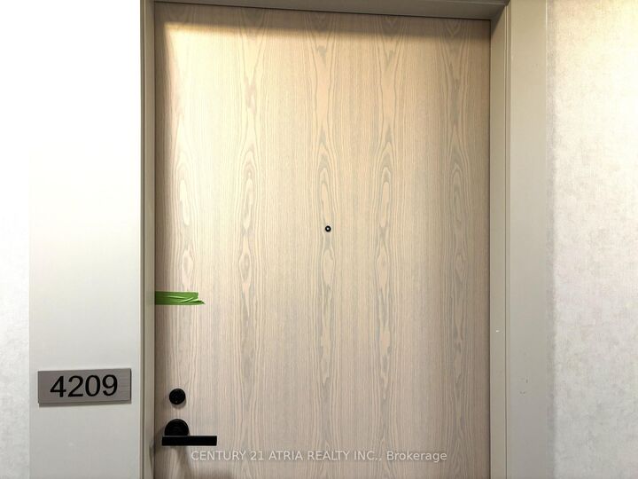 Property Photo:  28 Interchange Way 4209  ON L4K 0P8 