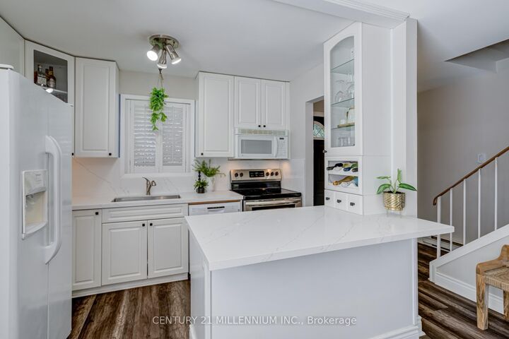 Property Photo:  15 Hasting Square  ON L6S 2N8 