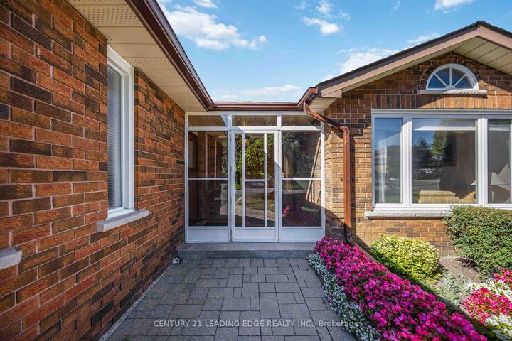 Property Photo:  52 Aspen Crescent  ON L4A 5C7 