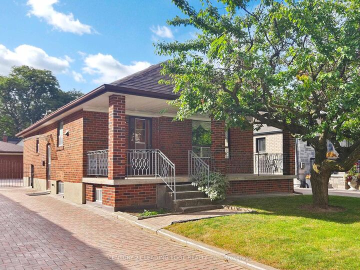 Property Photo:  33 Monarchdale Avenue  ON M6M 2S6 