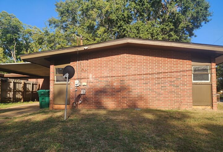 Property Photo: 1901 S Flintlock Dr N GA 31705