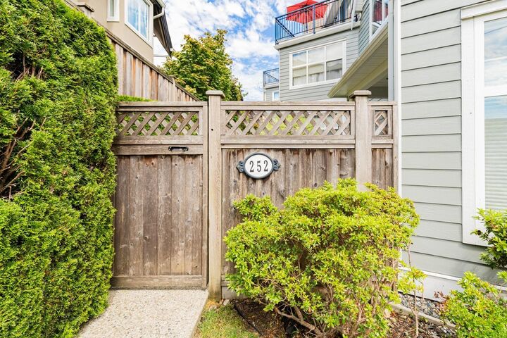 Property Photo:  252 W 13th Street 1  BC V7M 1N7