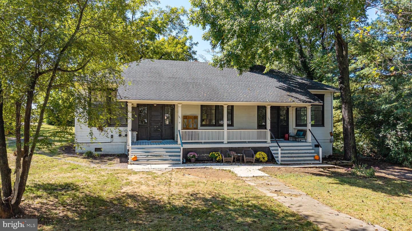 Property Photo:  101, 103 W Main Street W  VA 22620 
