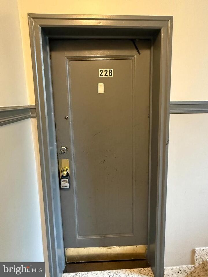 Property Photo:  401 Commonwealth Avenue 22B  VA 22301 