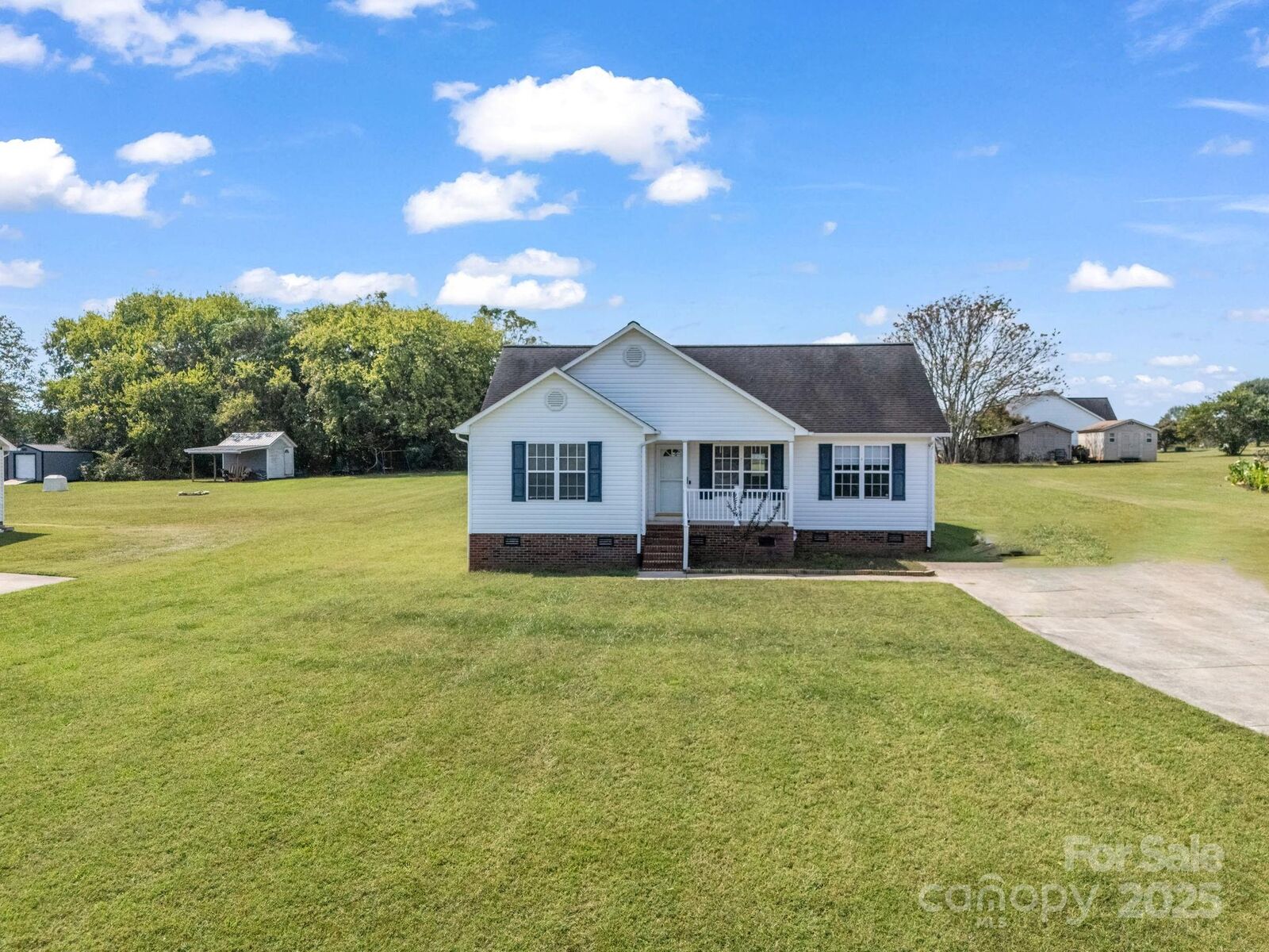 Property Photo: 1643 Flag Lane NC 28168