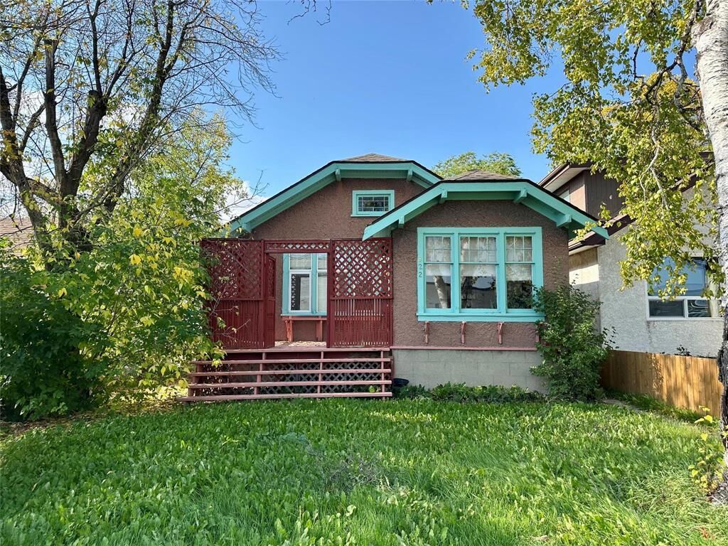 Property Photo:  822 Constant Avenue  MB R9A 1K2 