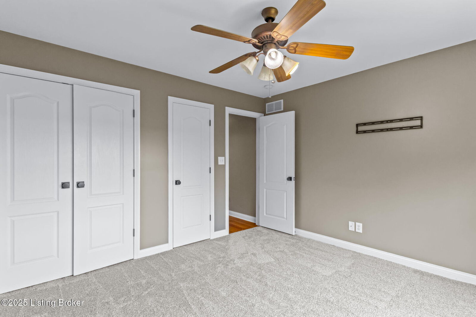 Property Photo: 354 Peach Orchard Cir KY 40023