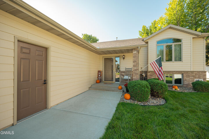 Property Photo:  449 Napa Loop  ND 58504 