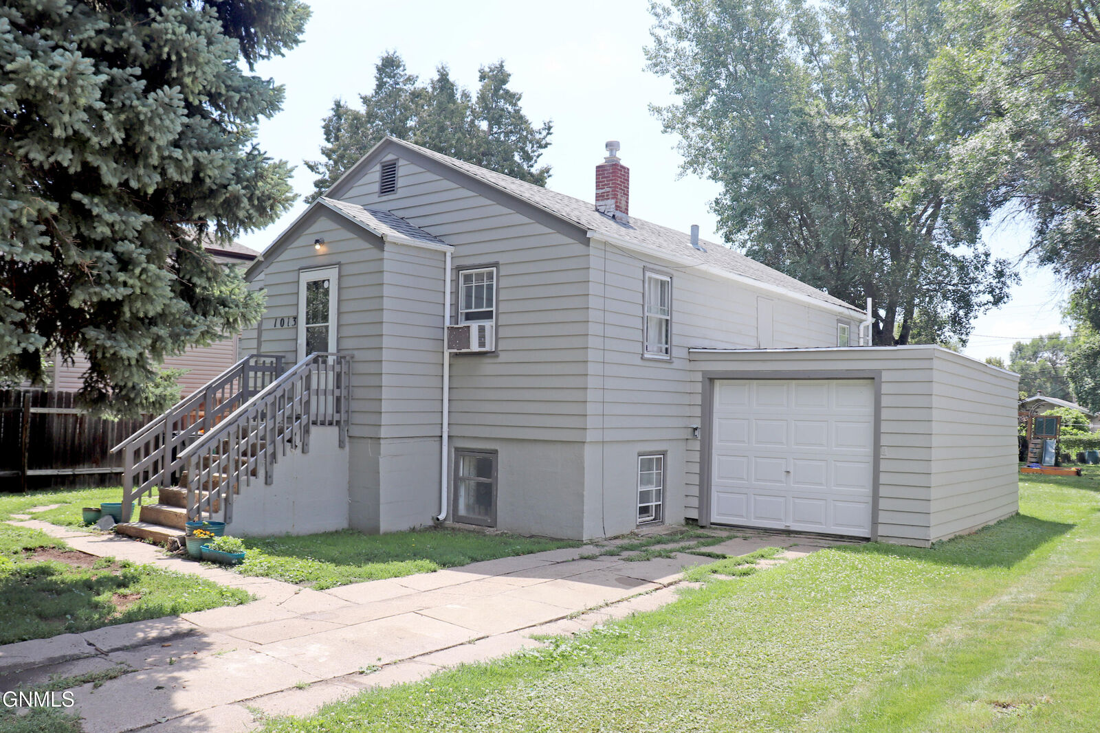 Property Photo:  1013 Jefferson Avenue  ND 58504 