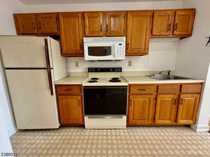 Property Photo:  24 E Washington Ave 4B  NJ 07882 