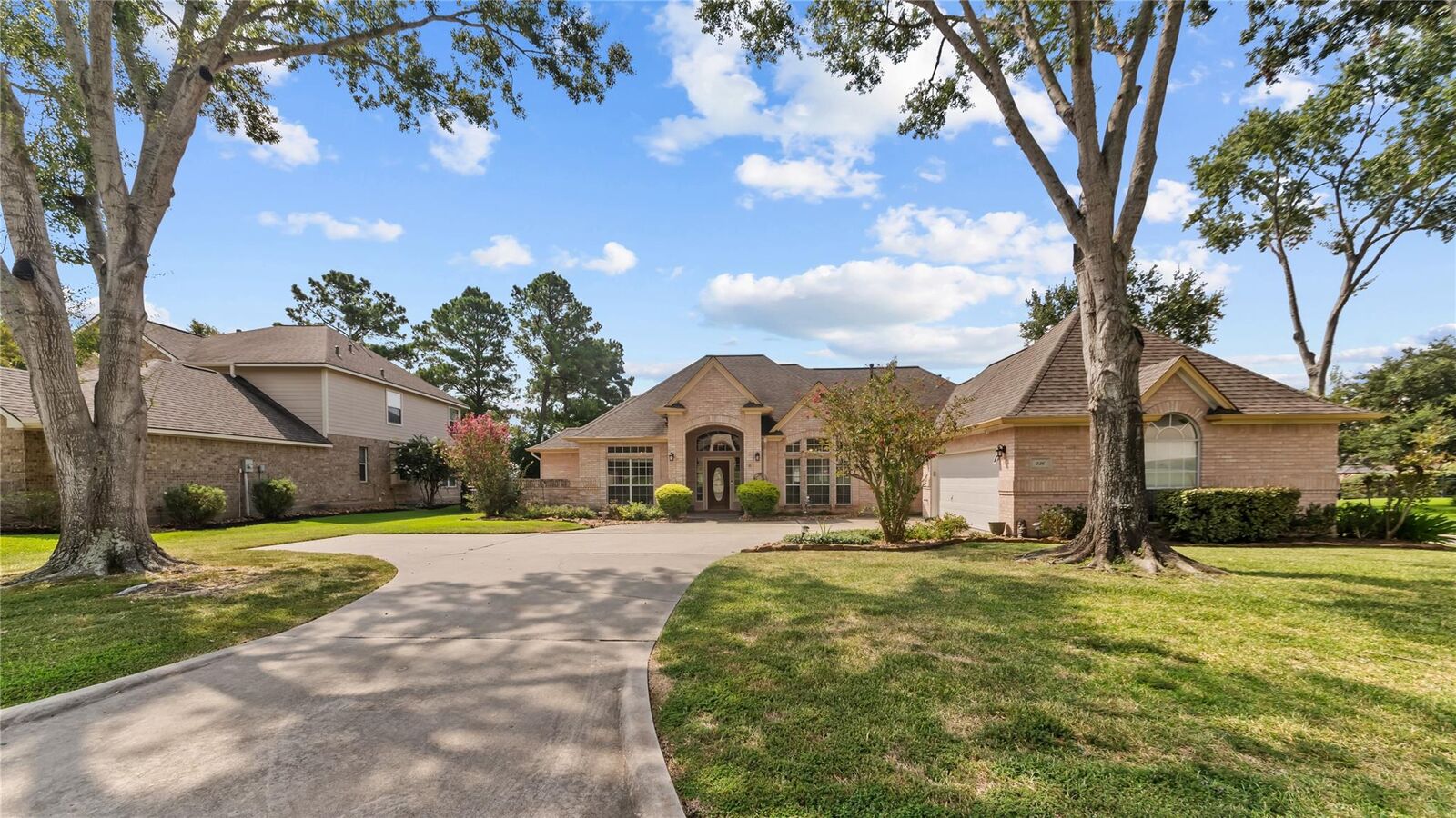 Property Photo: 236 Palais Verde Road TX 77356