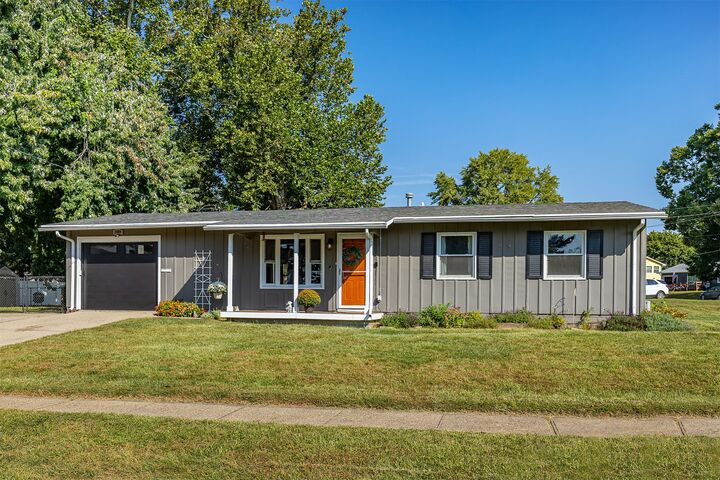 Property Photo:  3900 Rolling Green Drive  IA 50322 