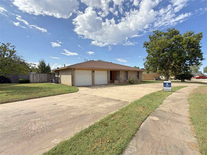 Property Photo: 405 NE 46th St OK 73507