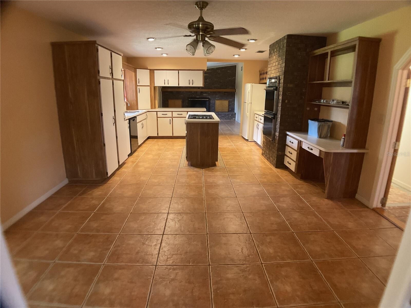 Property Photo: 825 N Johnson Avenue FL 34266
