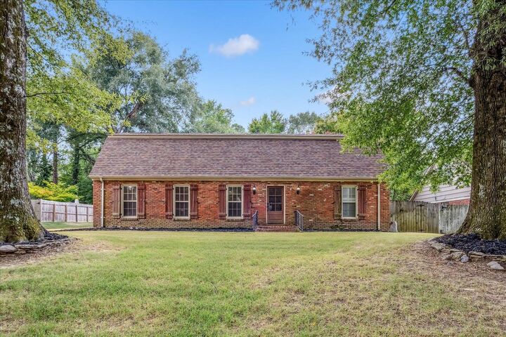 Property Photo: 8043 Farmington Blvd TN 38138