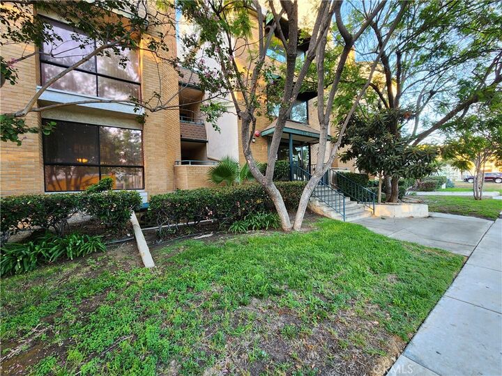 Property Photo: 413 Hawthorne 102 CA 91204