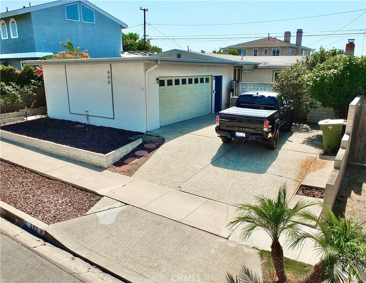 Property Photo:  900 N Catalina Avenue  CA 90740 