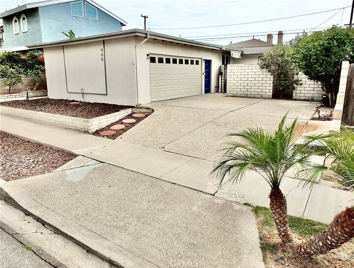 Property Photo:  900 Catalina Avenue  CA 90740