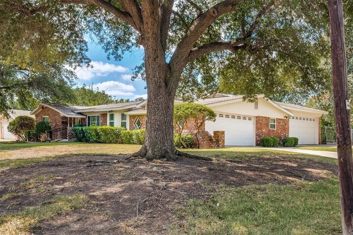 Property Photo: 4017 Emerald Oaks Drive TX 76117