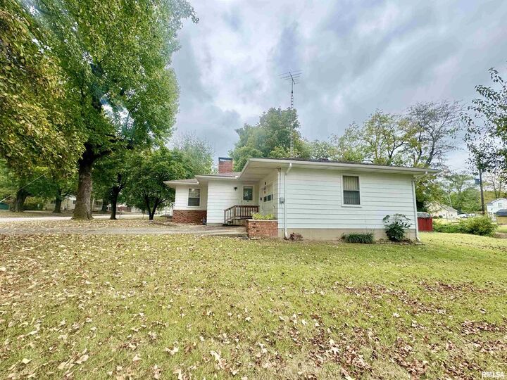Property Photo:  1103 N Maple Street  IL 62812 