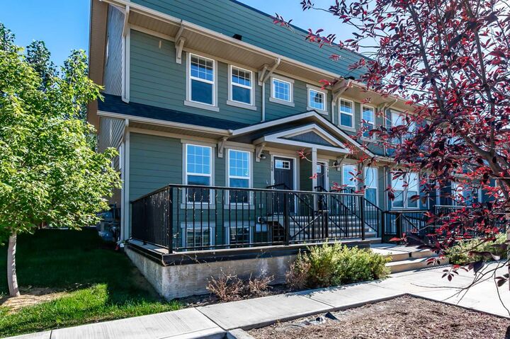 Property Photo:  130 Cranbrook Square SE  AB T3M 3E3 