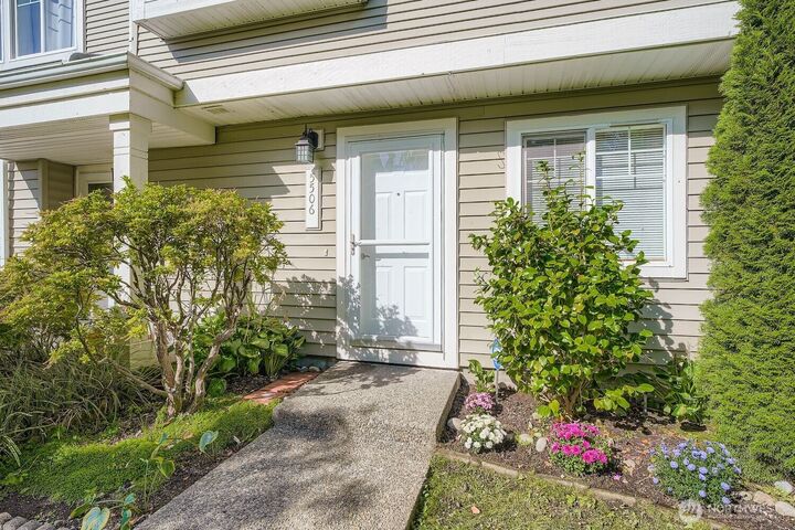 Property Photo:  5506  S 237th Pl. Unit 4 #4 Place  WA 98032 