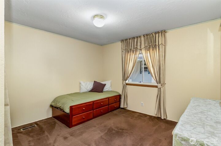 Property Photo: 415 Lakeview Road K4 WA 98087