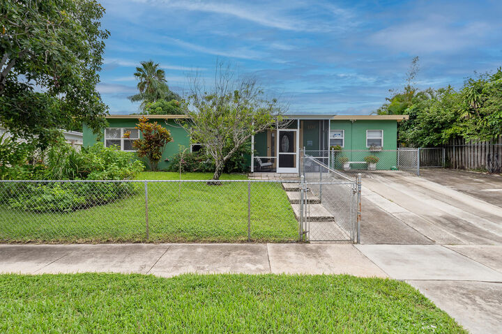 Property Photo:  1014 W Broward Street  FL 33462 