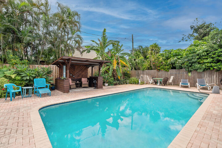 Property Photo: 1014 W Broward Street FL 33462