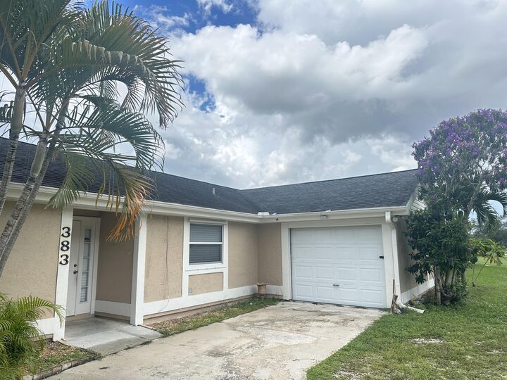 Property Photo:  383 SW Tulip Boulevard  FL 34953 