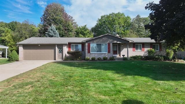 Property Photo:  5204 Applewood Drive  MI 48433 
