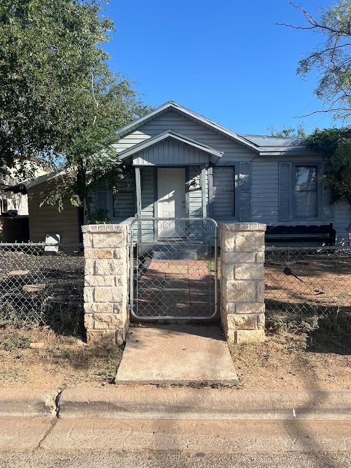 Property Photo: 802 San Jacinto St TX 76903