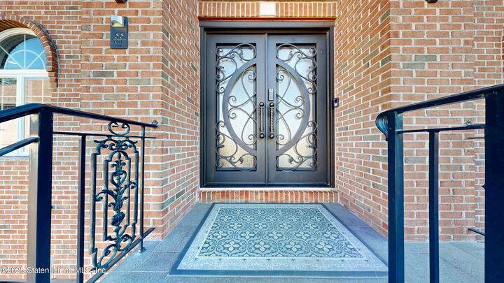 Property Photo:  55 Nicole Loop  NY 10301 