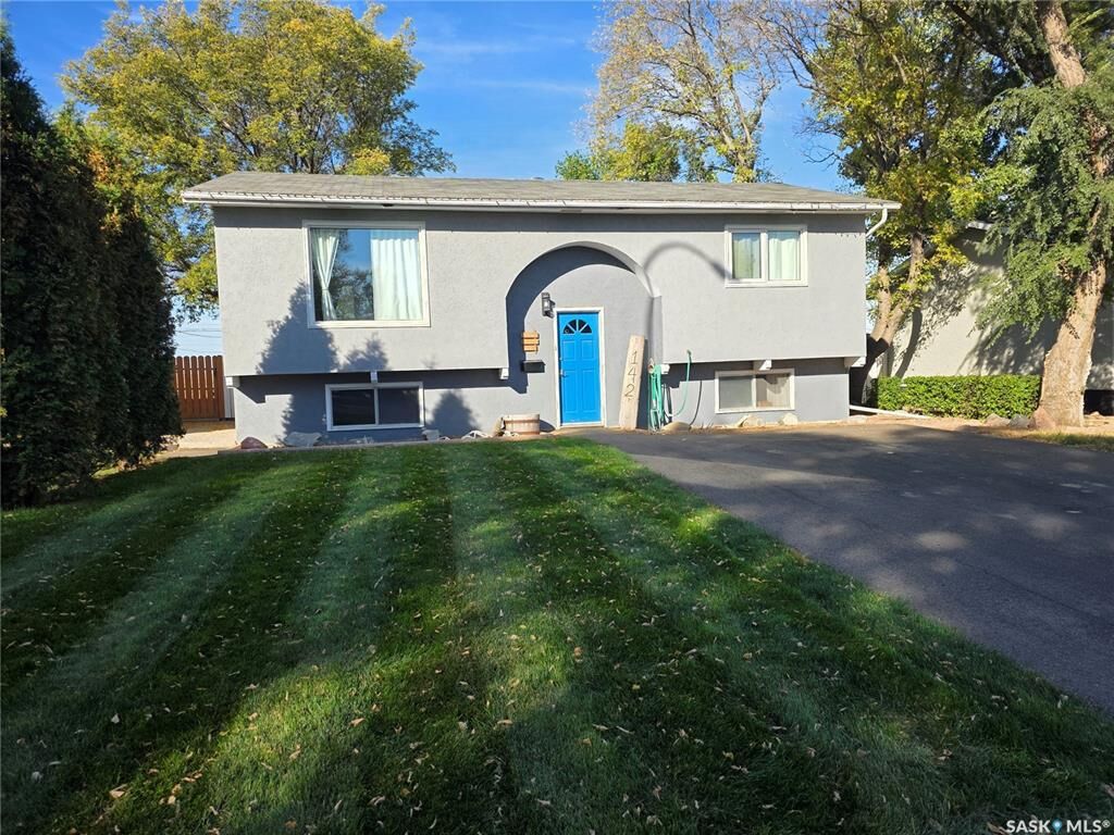 Property Photo: 142 1st Avenue SW SK S9H 3H2