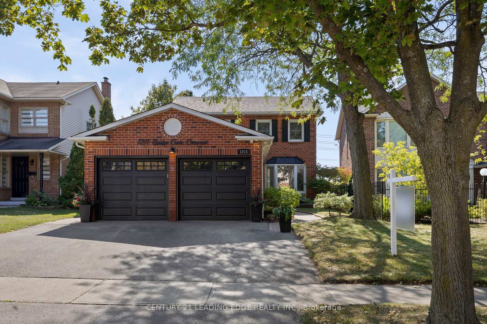 Property Photo:  1211 Bridge Gate Crescent  ON L1X 1A3 