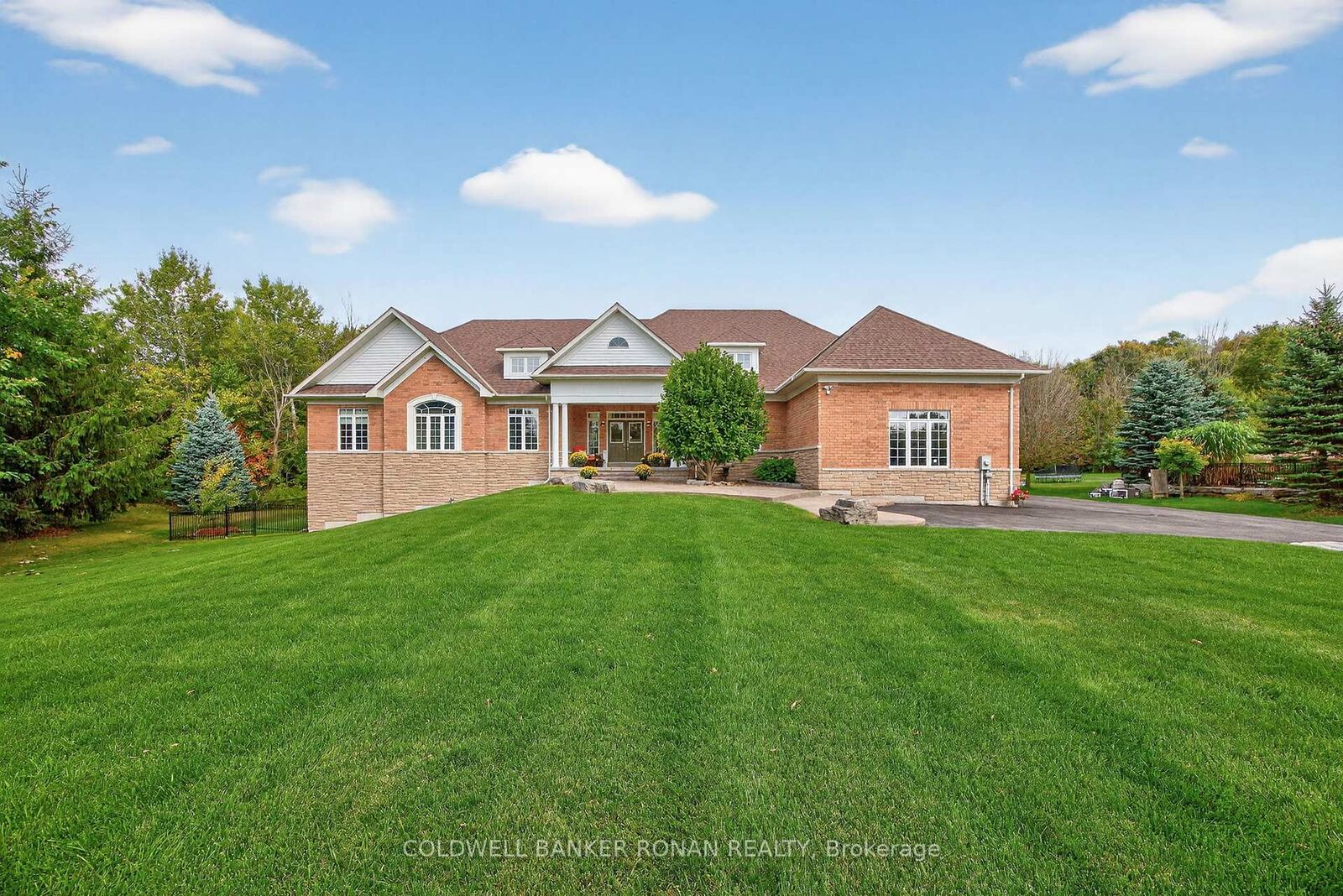 Photo de la propriété:  60 Underhill Court  ON L9R 1V2 