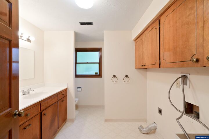 Property Photo: 1147 Manzanita Wy NE OR 97303
