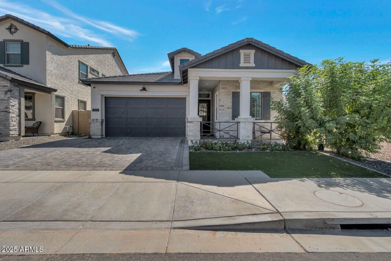 Property Photo:  825 E Ashurst Drive  AZ 85048 