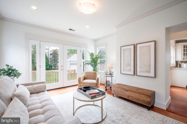 Property Photo:  104 W Myrtle Street  VA 22301 