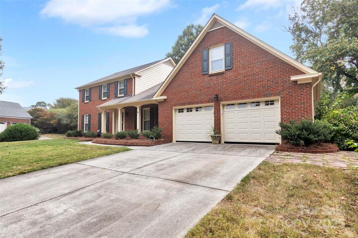 Property Photo:  1401 Matthews Plantation Drive  NC 28105 