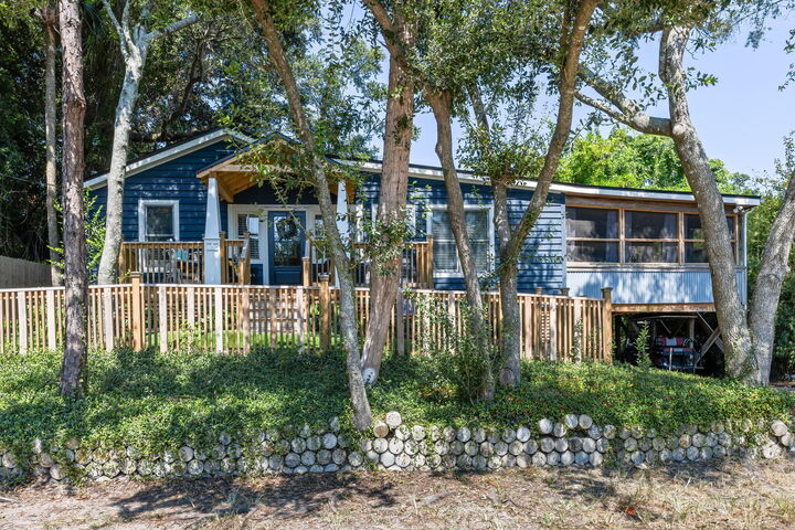 Property Photo:  212 E Hudson Avenue  SC 29439 