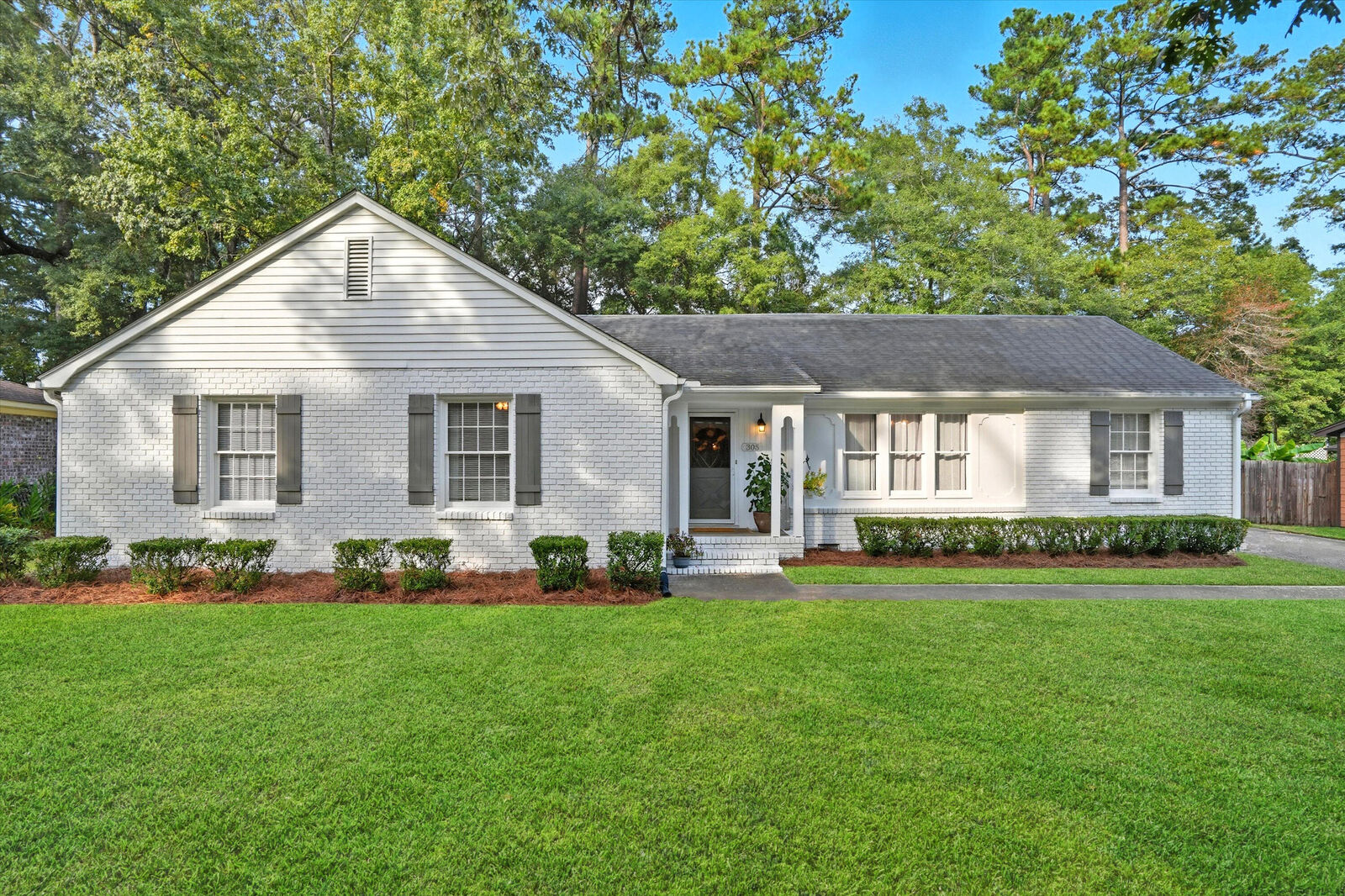 Property Photo: 305 Runnymede Lane SC 29485
